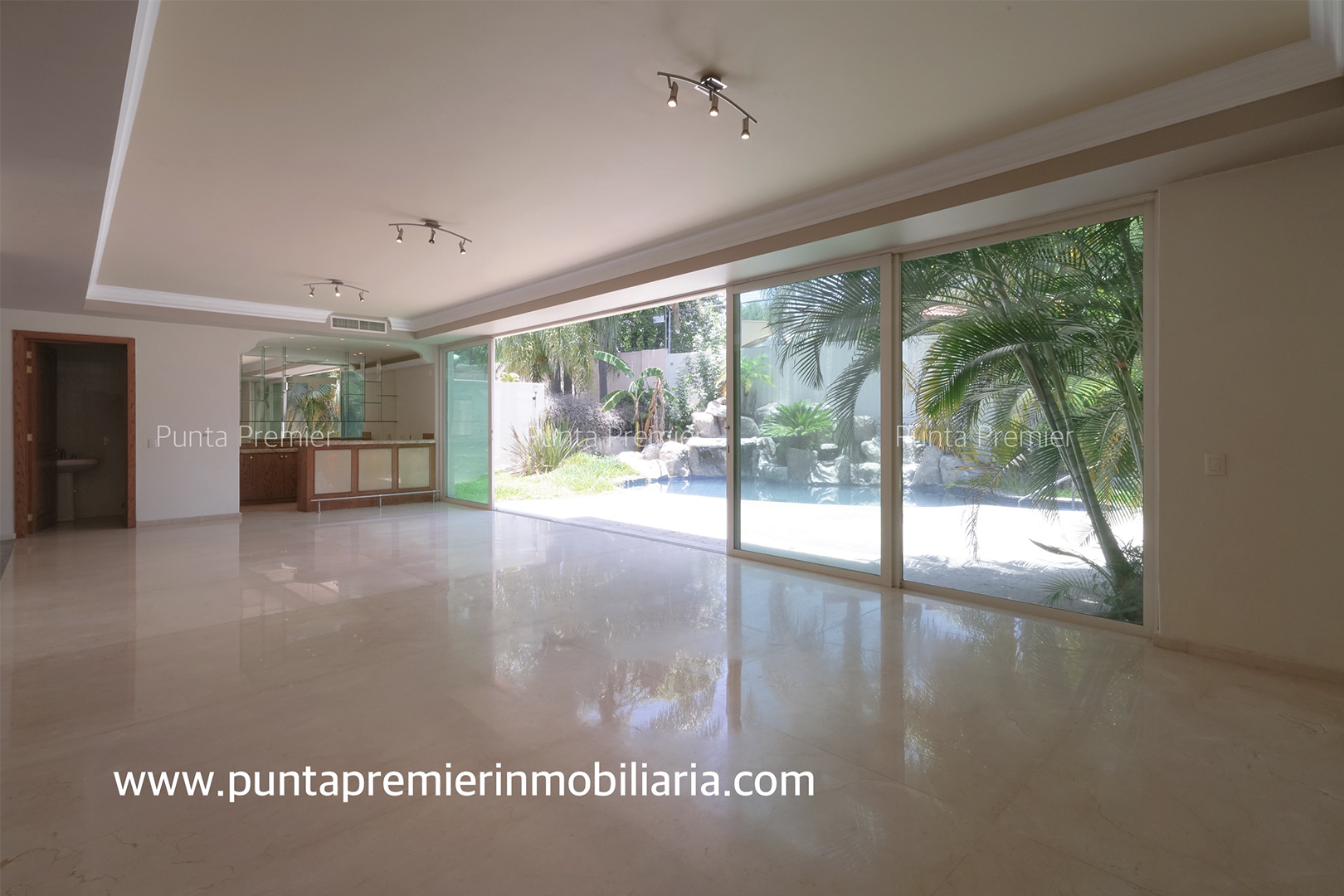 Residencia en Venta de Lujo con Alberca Azaleas