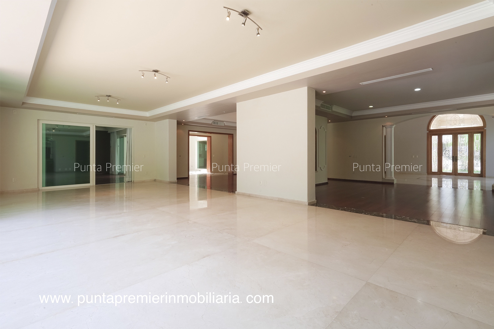 Residencia en Venta de Lujo con Alberca Azaleas