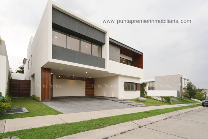 Residencia de Lujo en Venta en Fraccionamiento Puerta Aqua