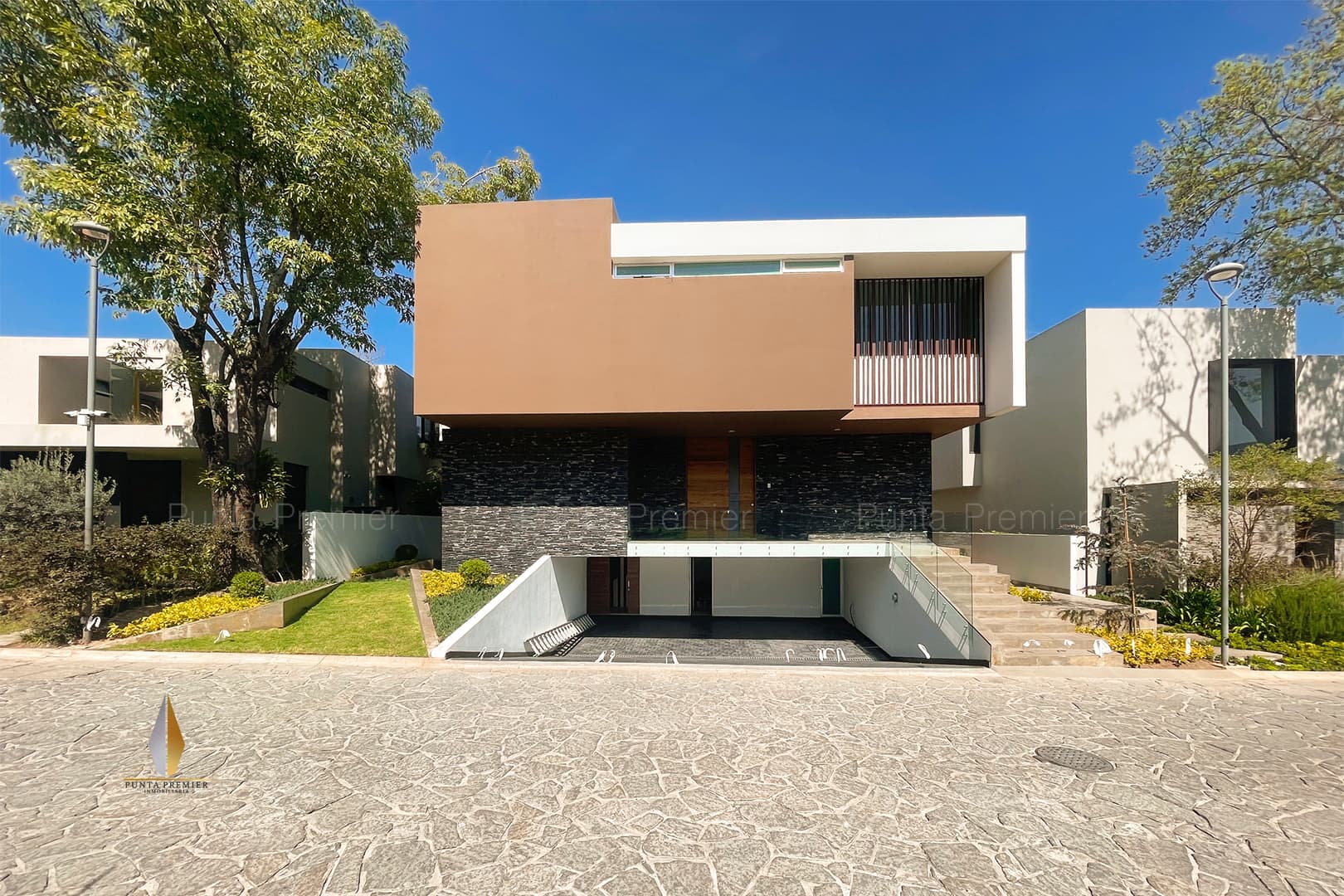 Residencia Nueva en Coto en Venta en Villa Universitaria