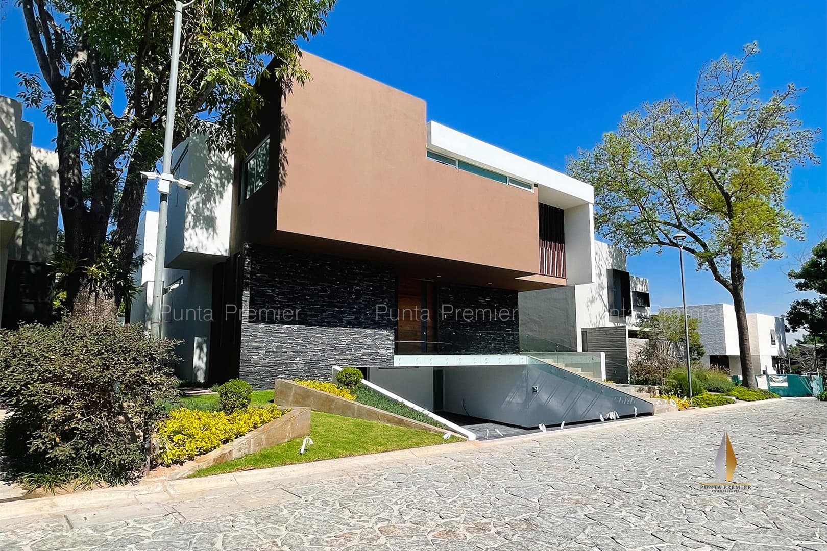 Residencia Nueva en Coto en Venta en Villa Universitaria