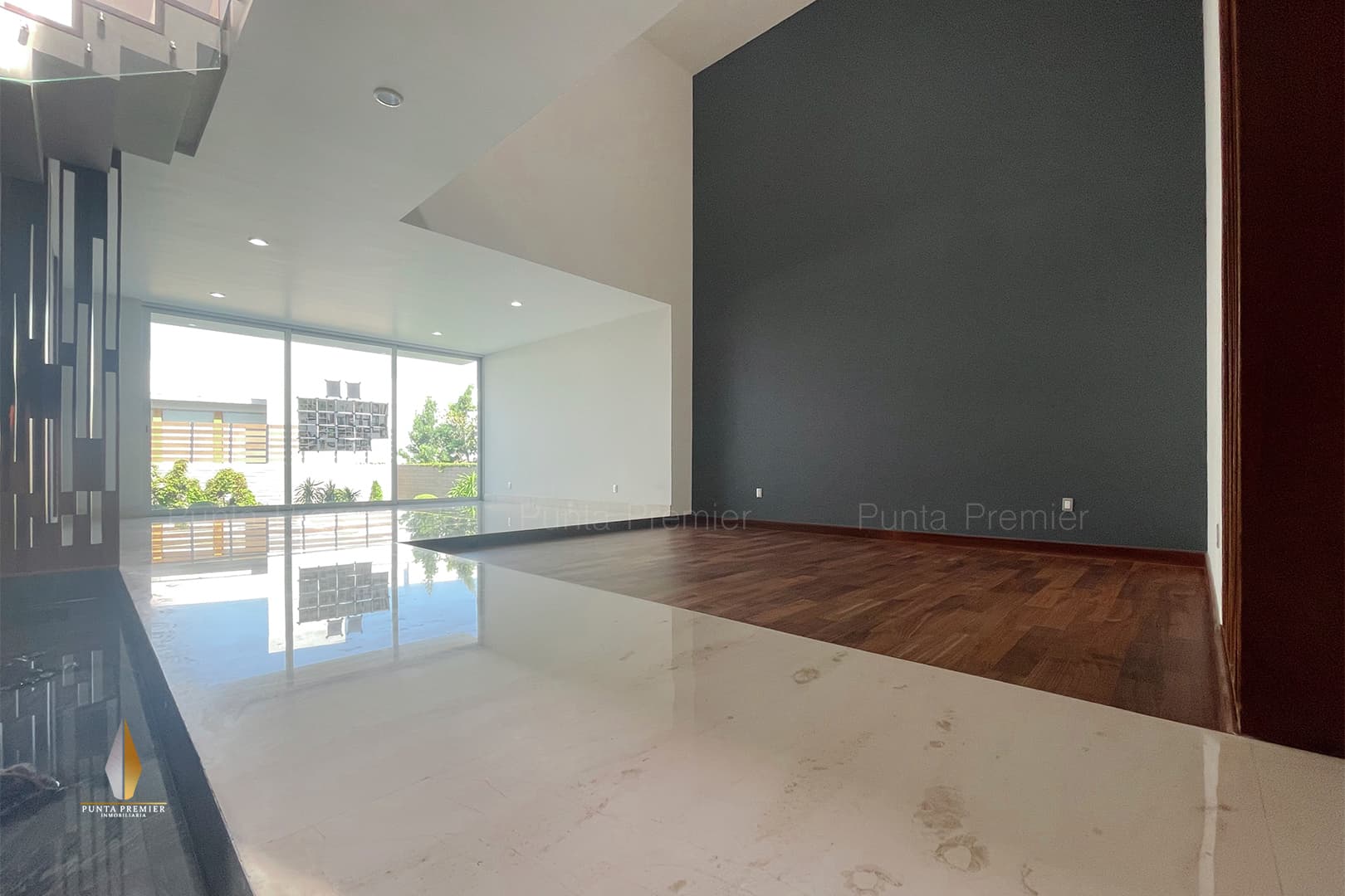 Residencia Nueva en Coto en Venta en Villa Universitaria