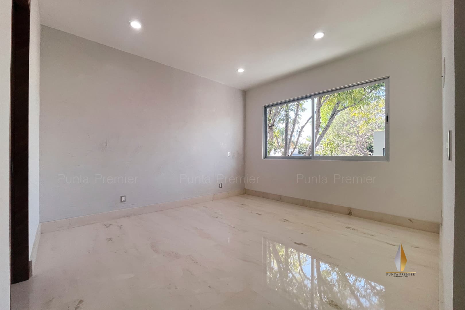 Residencia Nueva en Coto en Venta en Villa Universitaria