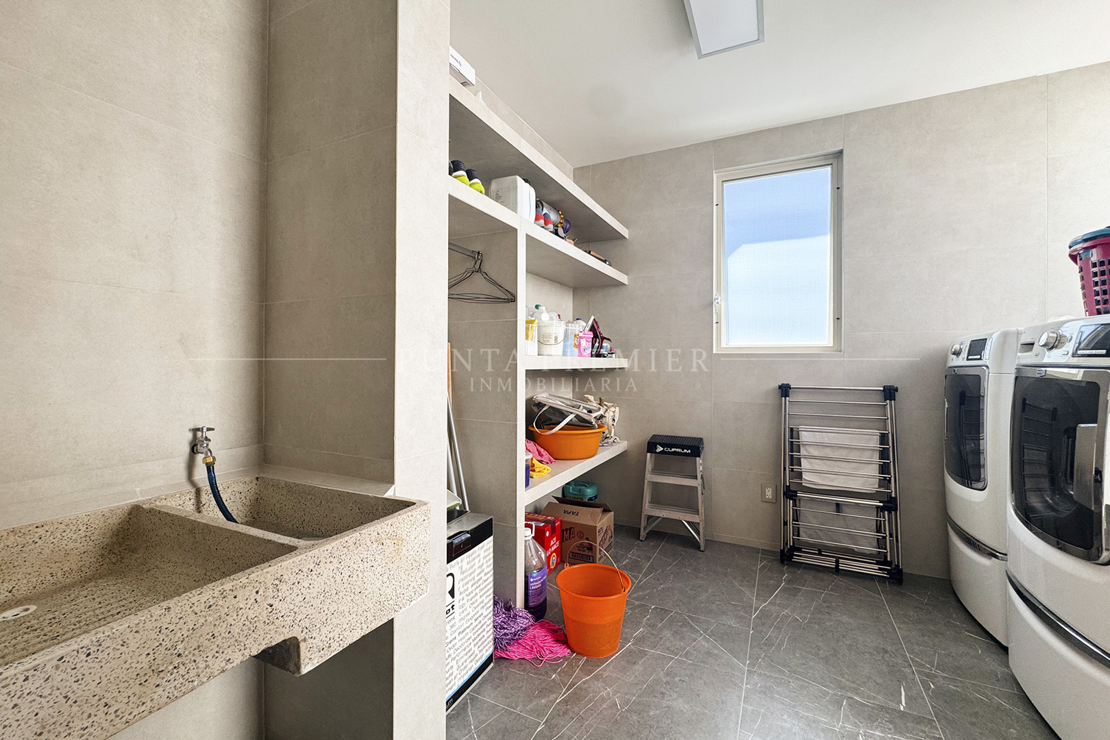 CASA EN VENTA ENTRELOMAS DE LUJO