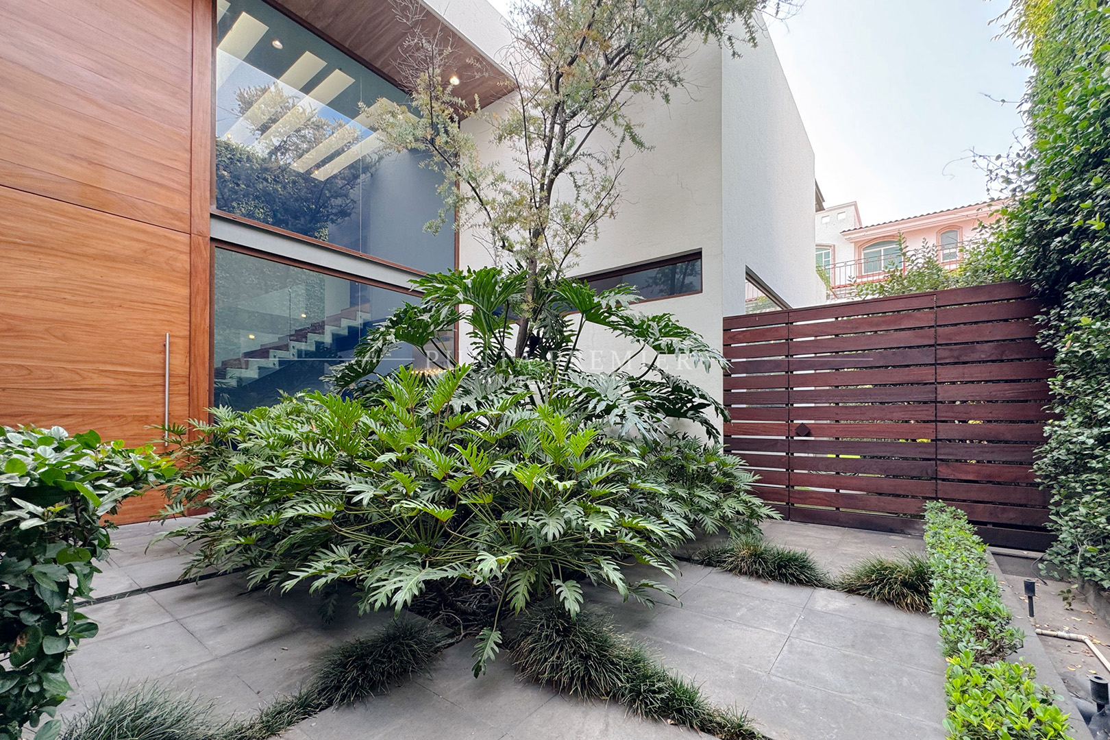 RESIDENCIA EN RENTA EN LOS FRAILES DE LUJO