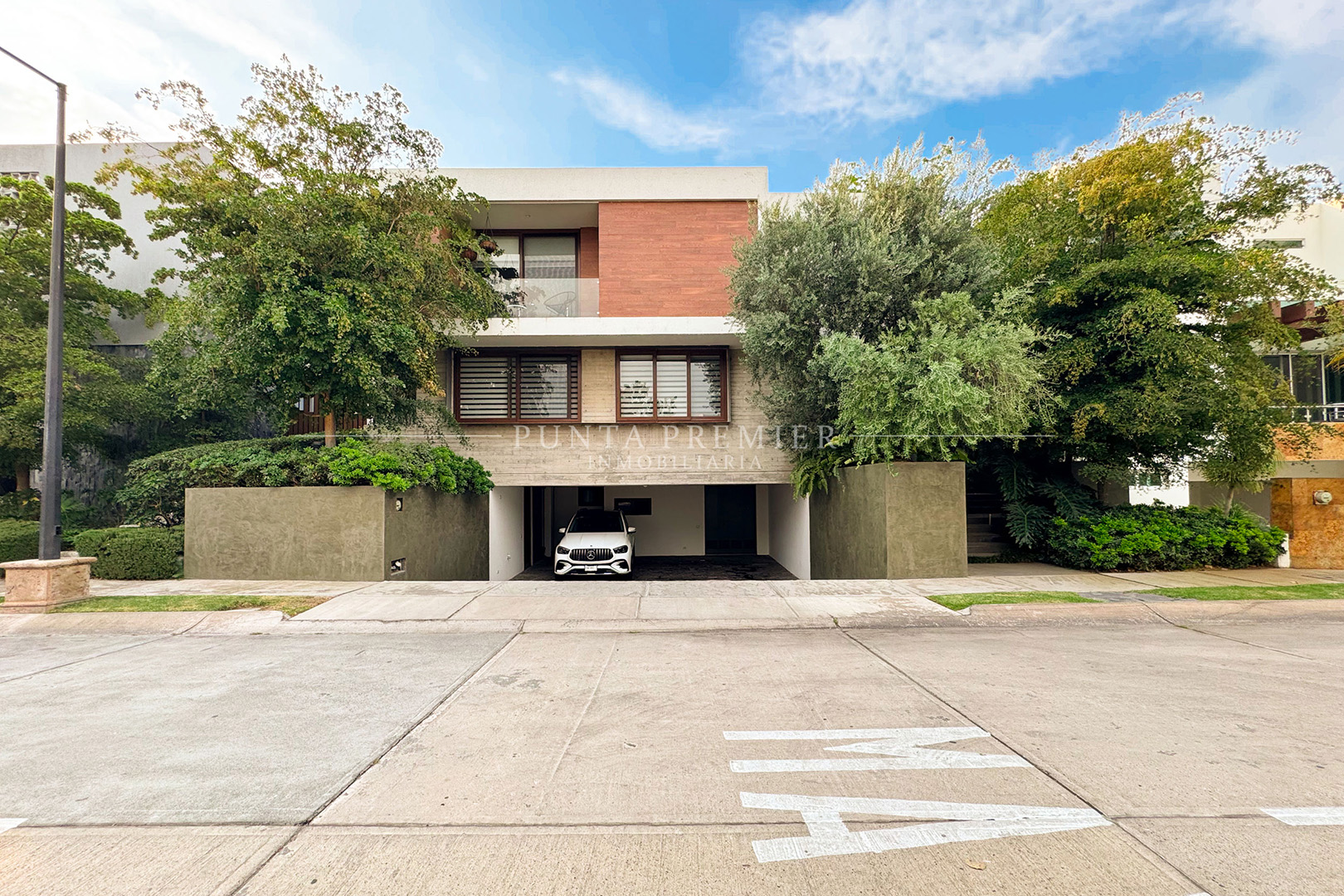 RESIDENCIA EN RENTA EN LOS FRAILES DE LUJO