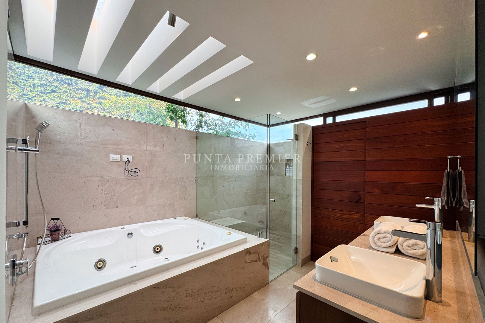 RESIDENCIA EN RENTA EN LOS FRAILES DE LUJO